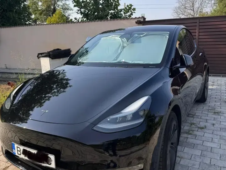 Tesla Model Y Long Range AWD Premium
