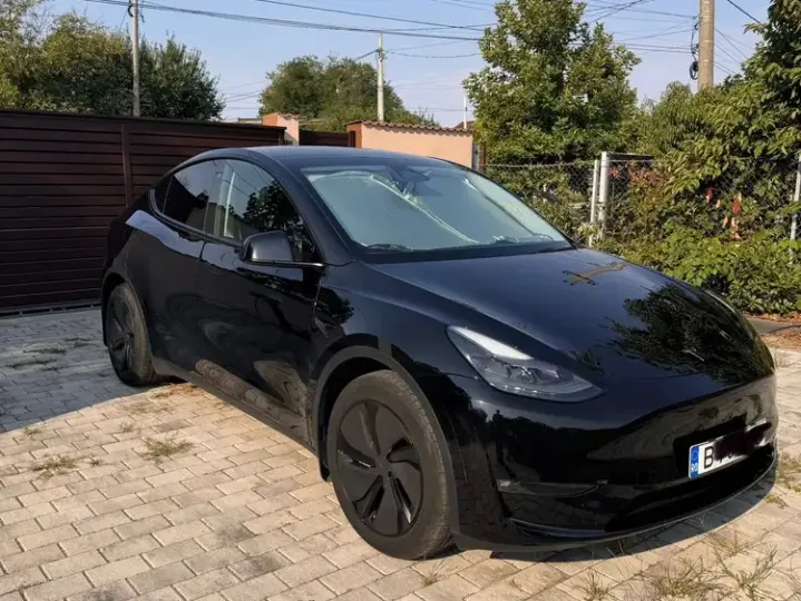 Tesla Model Y Long Range AWD Premium