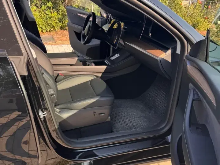 Tesla Model Y Long Range AWD Premium