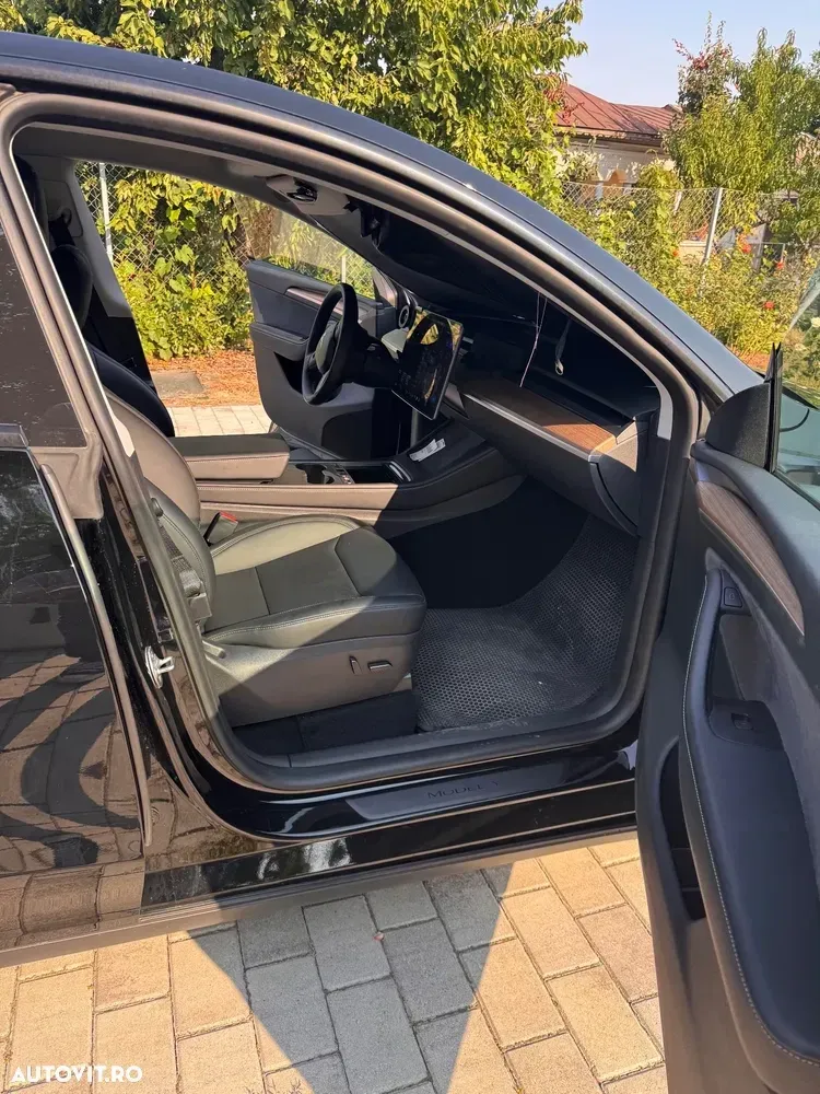 Tesla Model Y Long Range AWD Premium — imagine 4