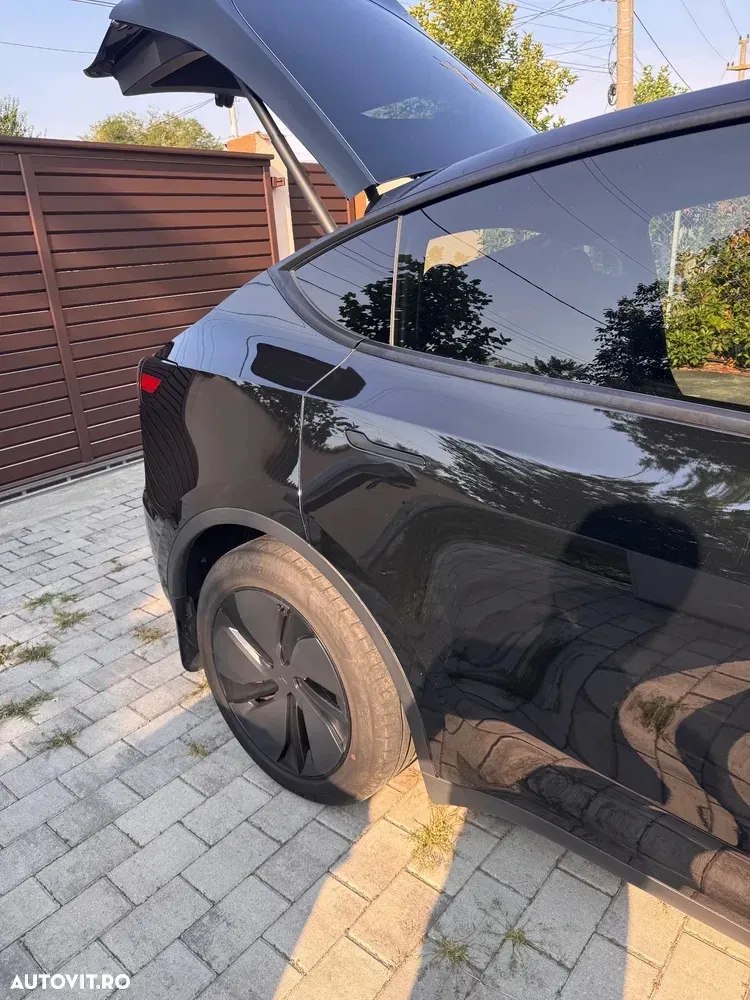 Tesla Model Y Long Range AWD Premium — imagine 6