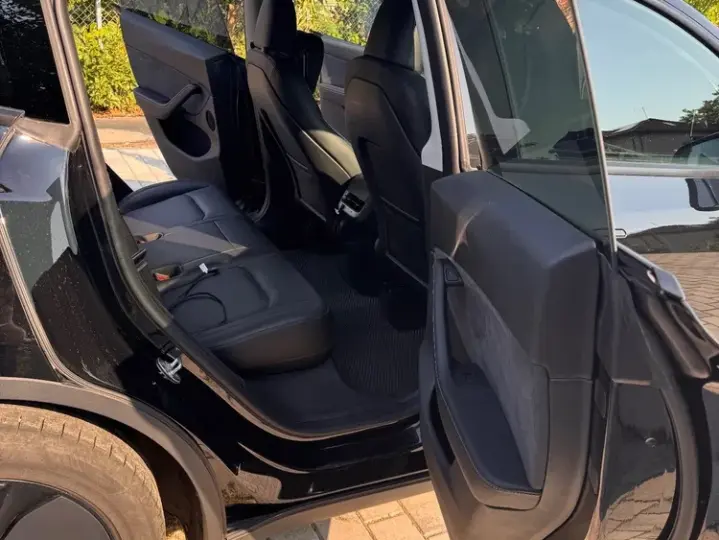 Tesla Model Y Long Range AWD Premium