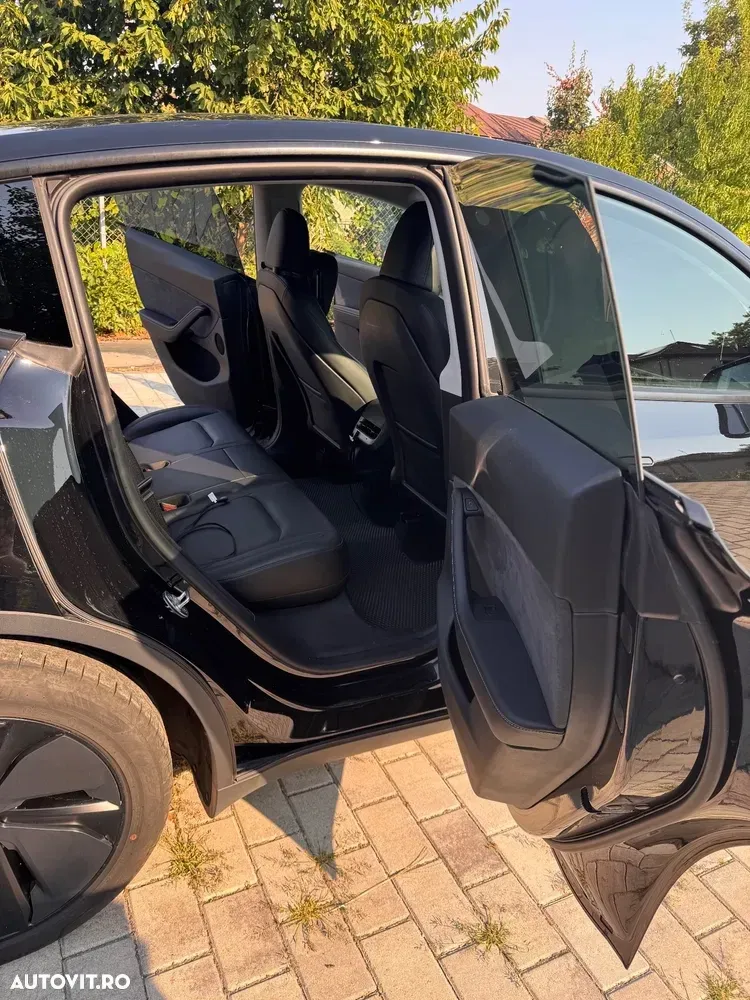 Tesla Model Y Long Range AWD Premium — imagine 5
