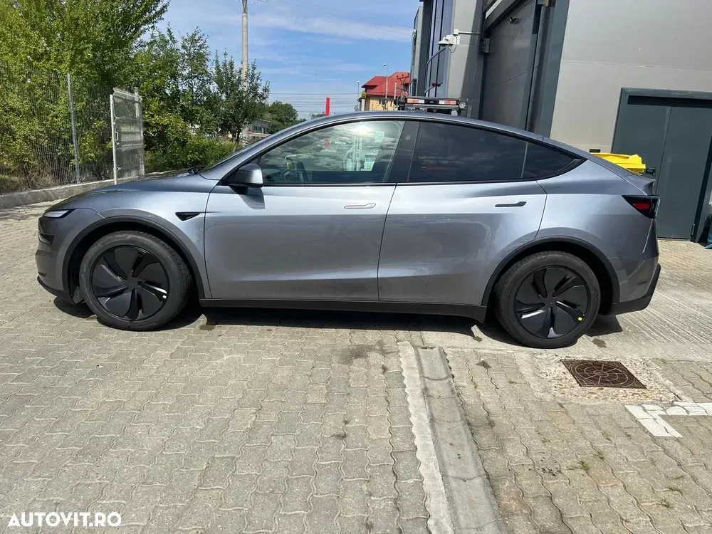 Tesla Model Y — imagine 5