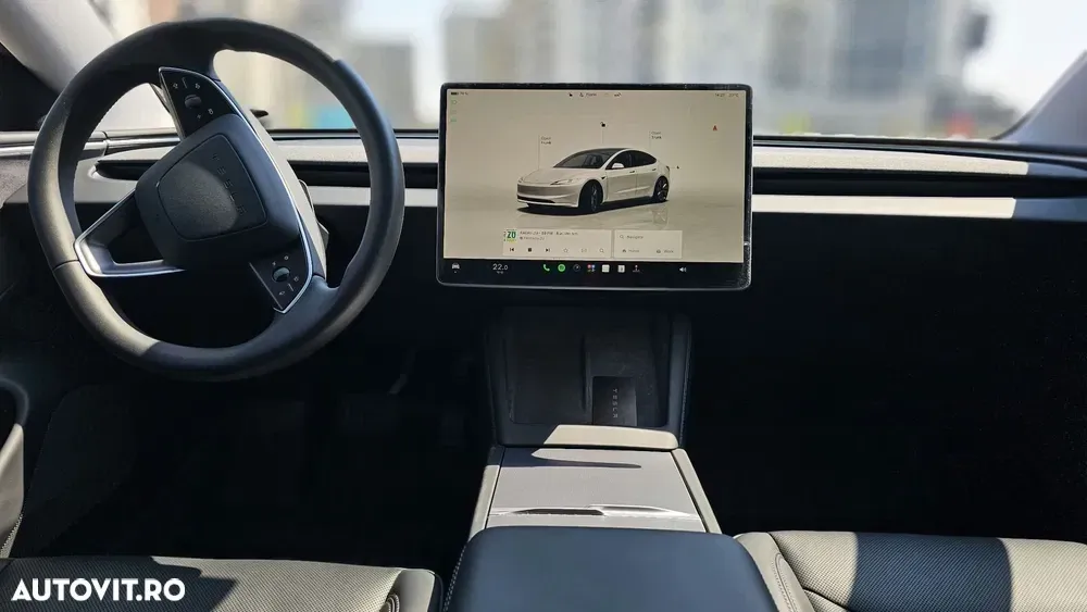 Tesla Model 3 — imagine 5