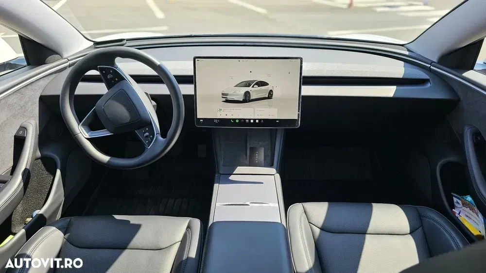 Tesla Model 3 — imagine 4