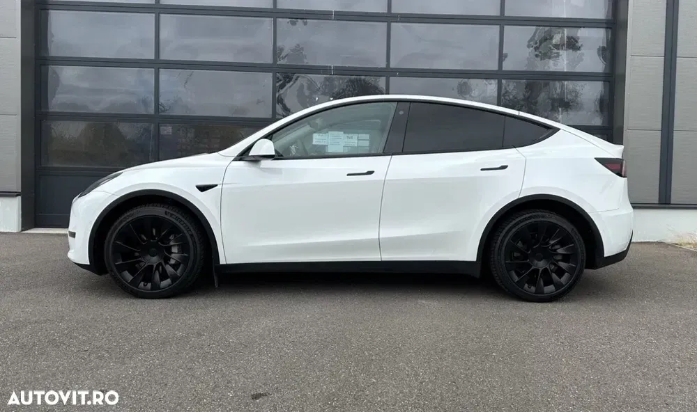 Tesla Model Y — imagine 4