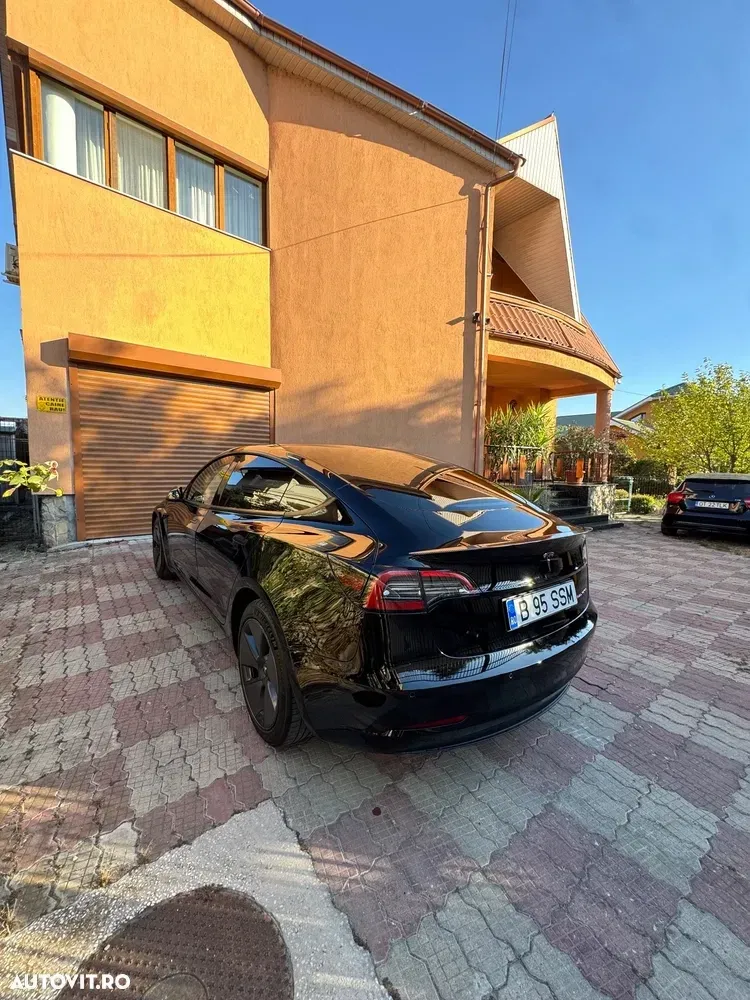 Tesla Model 3 — imagine 5