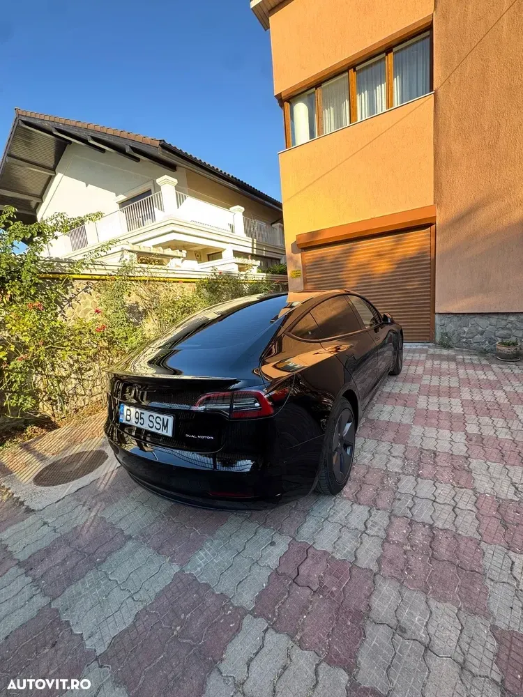 Tesla Model 3 — imagine 4