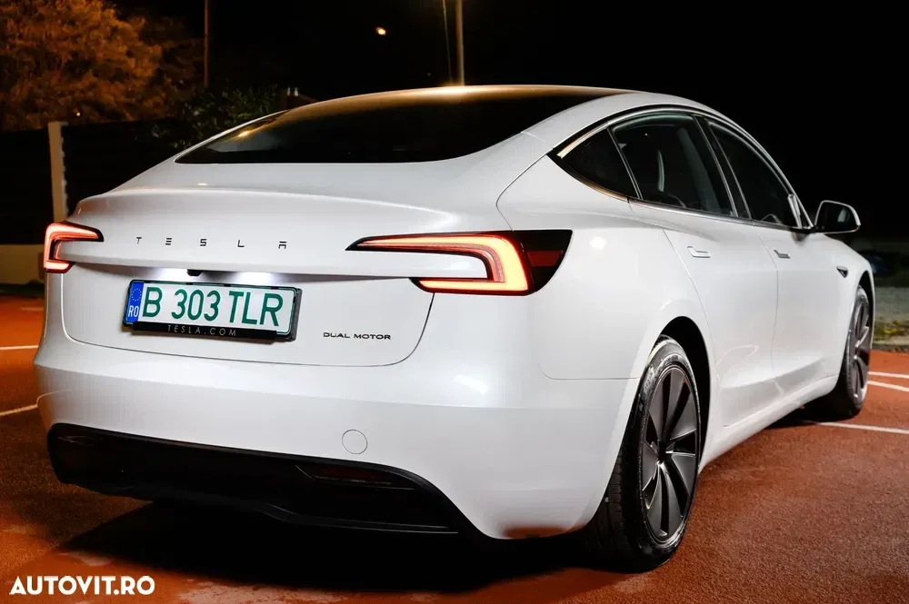 Tesla Model 3 — imagine 5