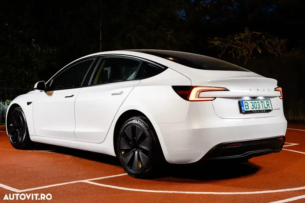 Tesla Model 3 — imagine 4