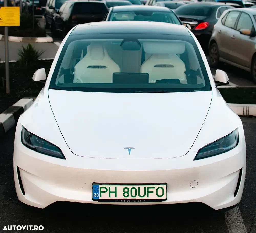 Tesla Model 3 — imagine 3