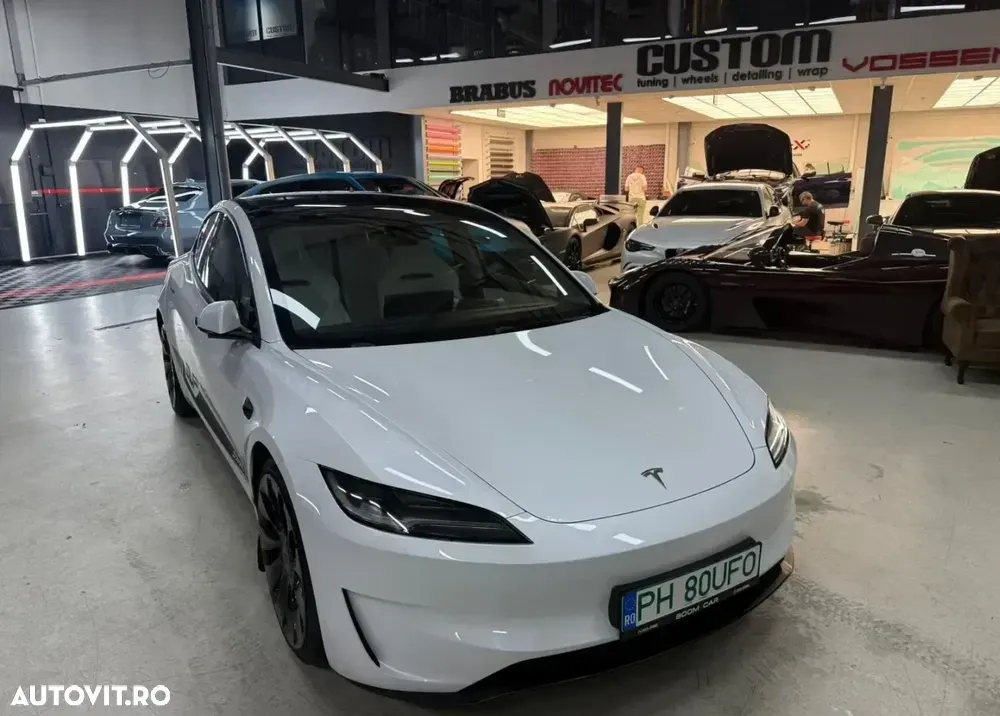 Tesla Model 3 — imagine 5
