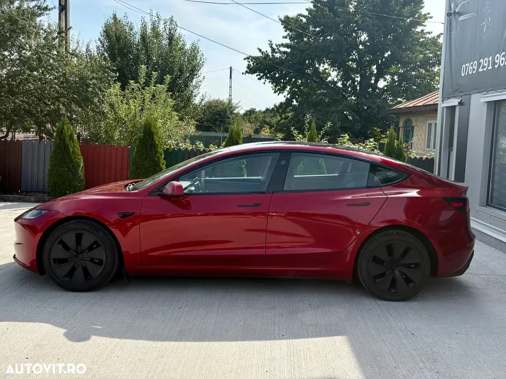 Tesla Model 3 — imagine 4