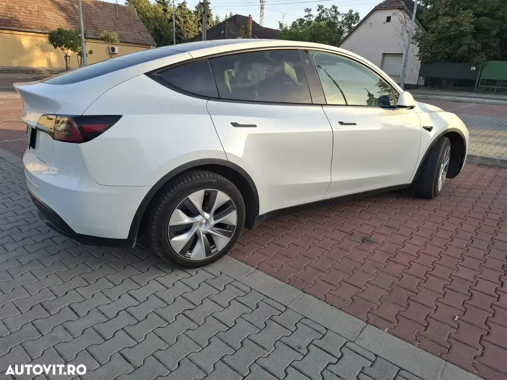 Tesla Model Y — imagine 3
