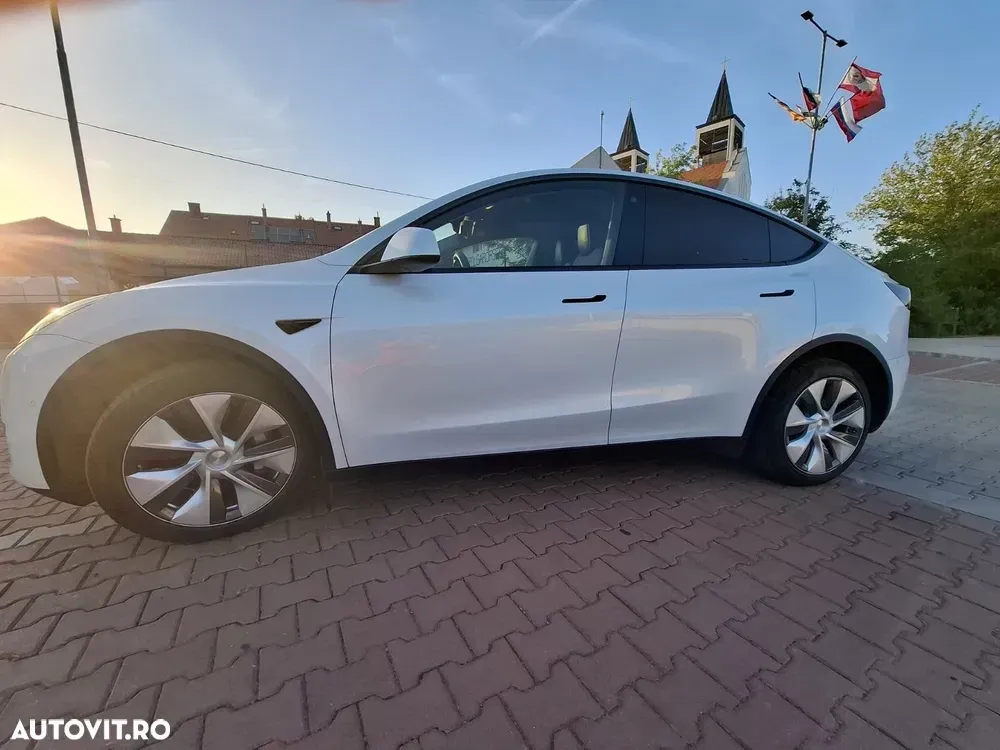 Tesla Model Y — imagine 4