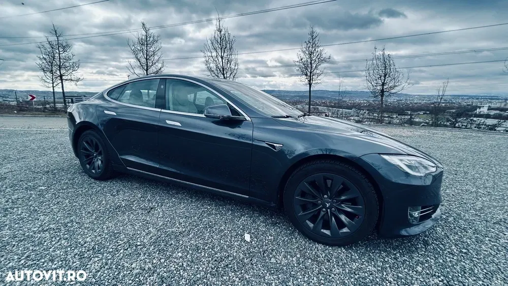 Tesla Model S — imagine 4