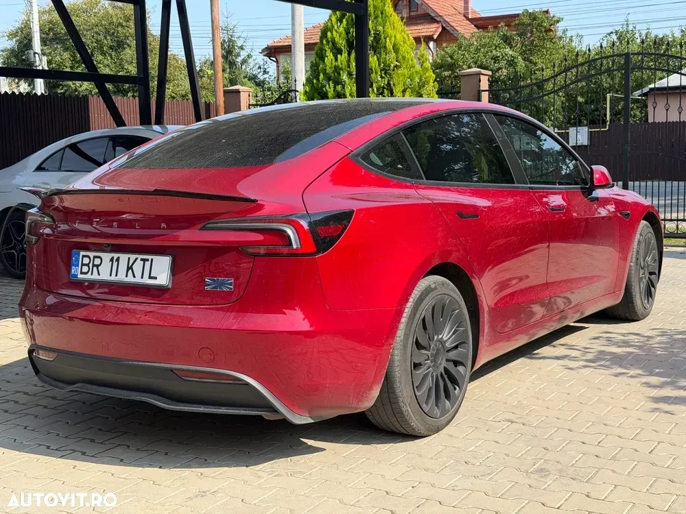 Tesla Model 3 — imagine 3