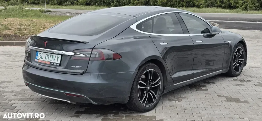 Tesla Model S — imagine 4