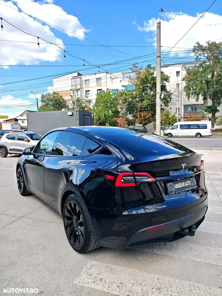Tesla Model Y — imagine 4