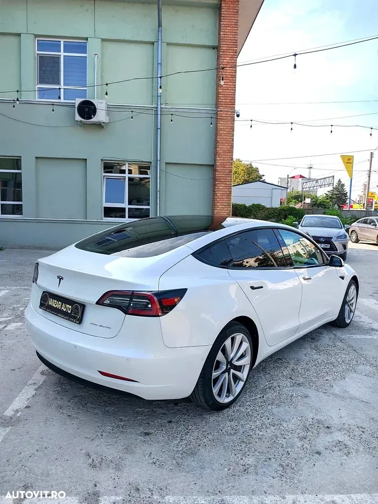Tesla Model 3 — imagine 3