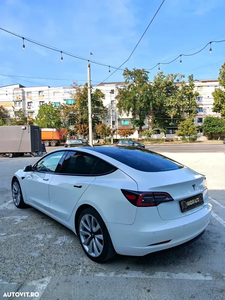 Tesla Model 3 — imagine 4