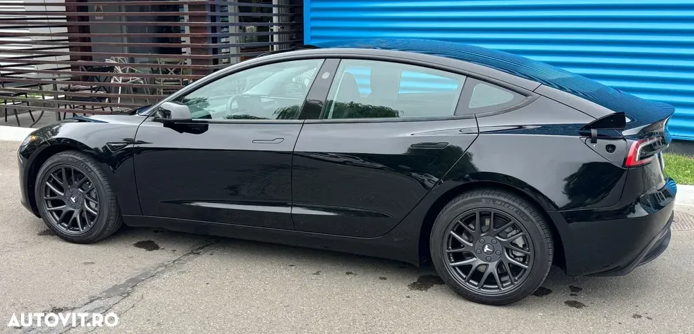 Tesla Model 3 — imagine 3