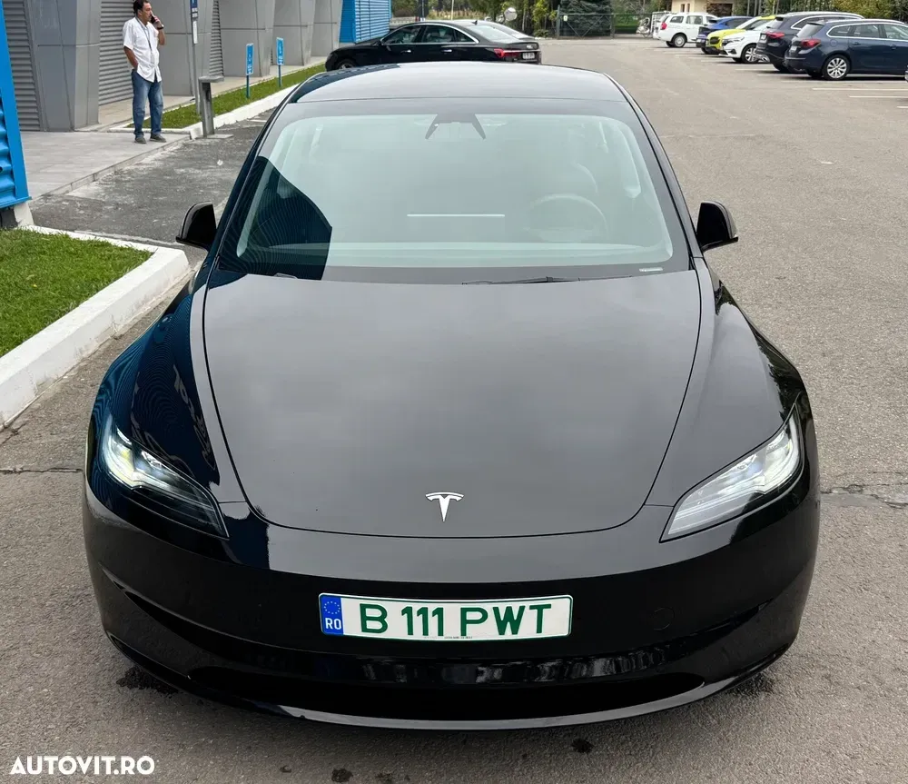 Tesla Model 3 — imagine 4