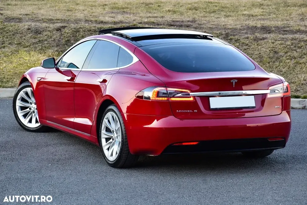 Tesla Model S — imagine 4