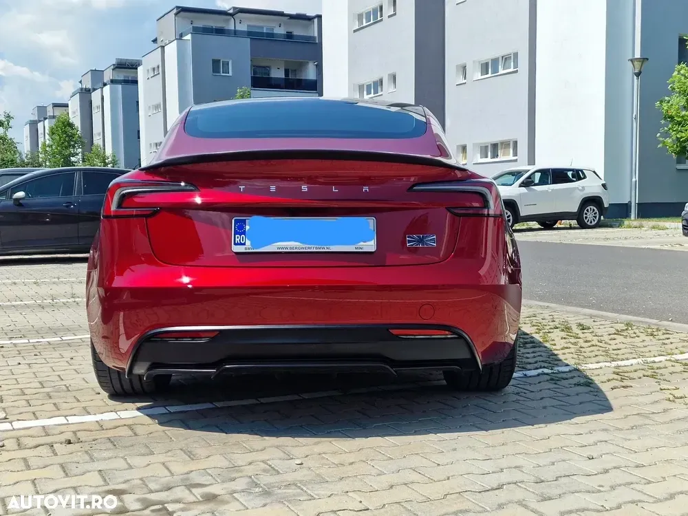 Tesla Model 3 — imagine 5
