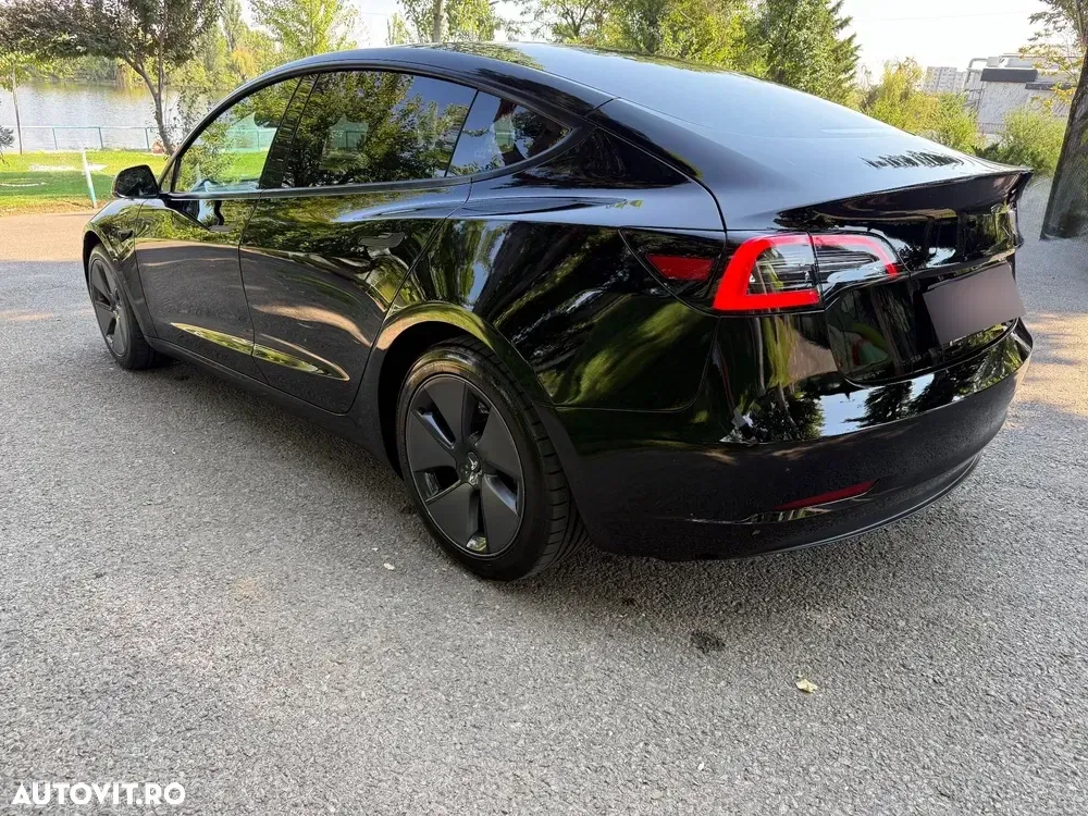 Tesla Model 3 — imagine 5