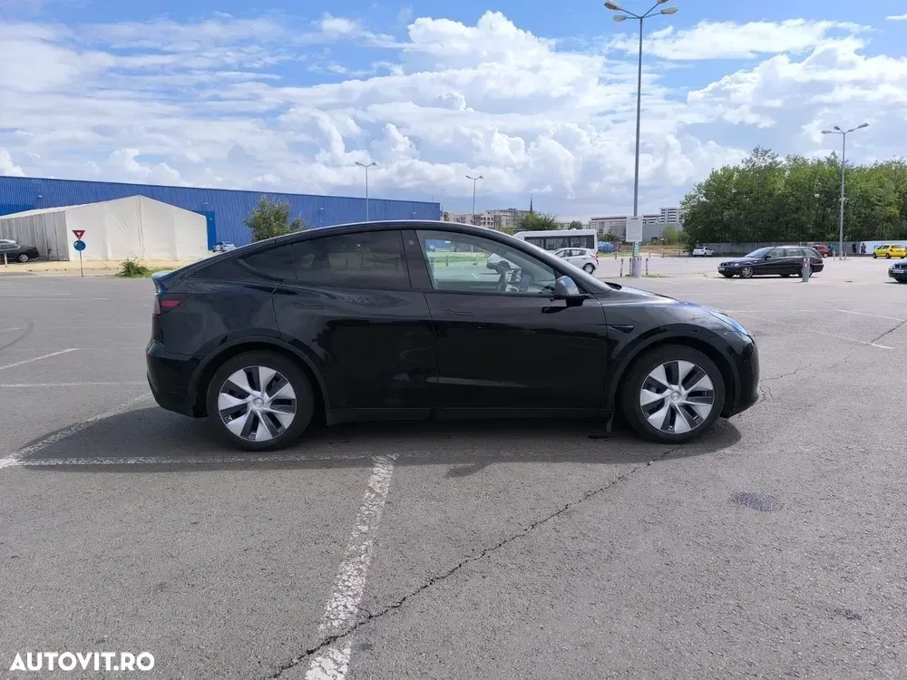 Tesla Model Y — imagine 5