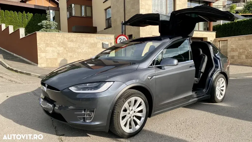 Tesla Model X — imagine 4