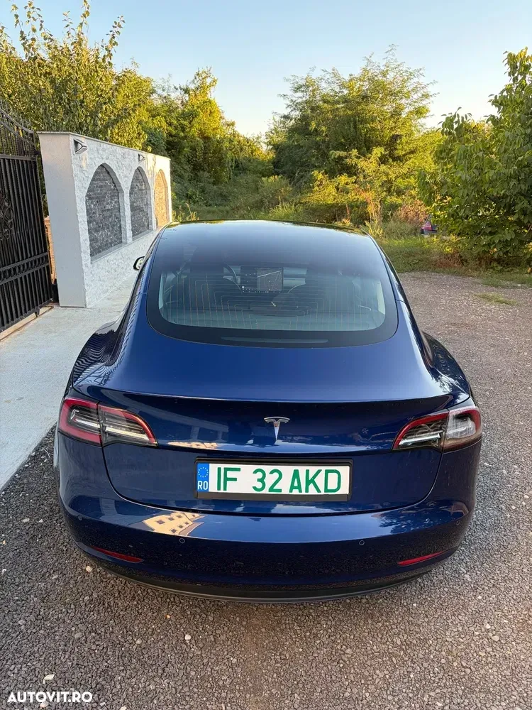 Tesla Model 3 — imagine 4