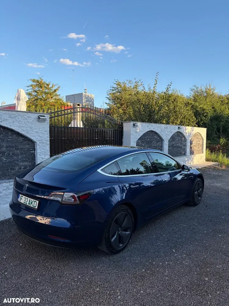 Tesla Model 3 — imagine 5