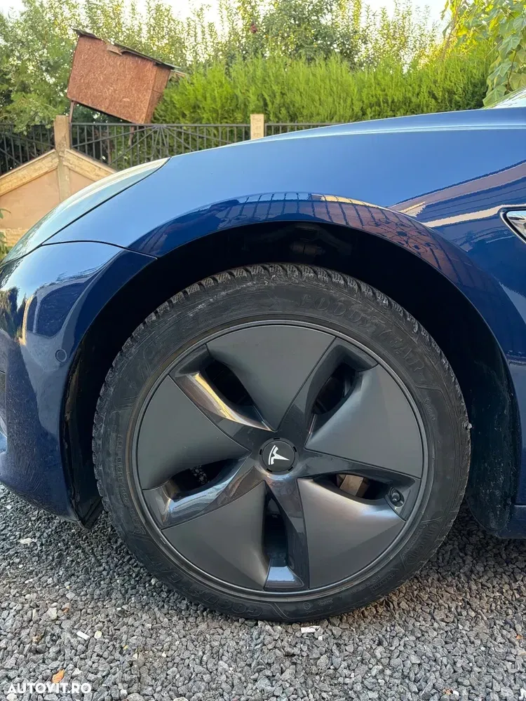 Tesla Model 3 — imagine 3