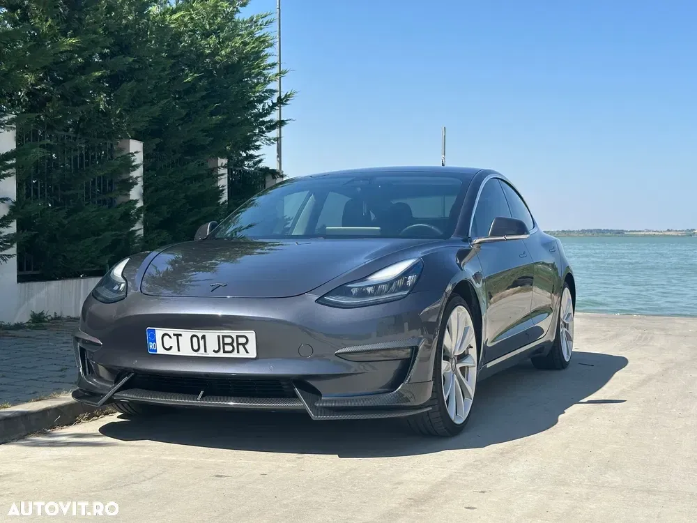 Tesla Model 3 — imagine 3