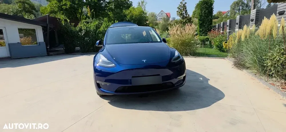 Tesla Model Y — imagine 4