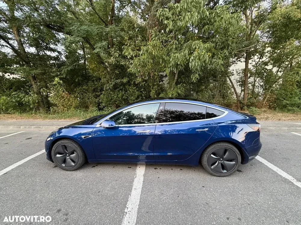 Tesla Model 3 — imagine 5