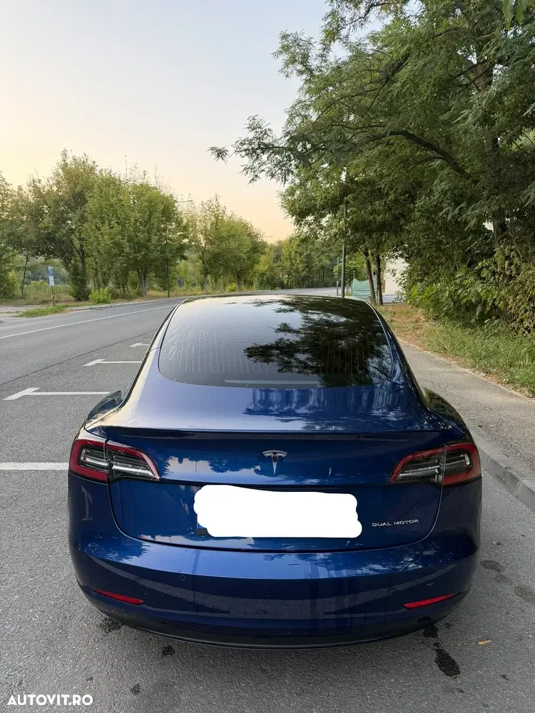 Tesla Model 3 — imagine 4