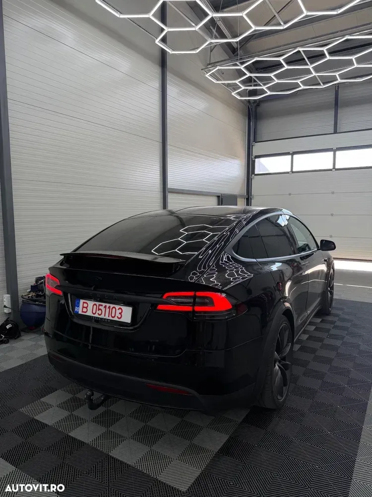 Tesla Model X — imagine 4