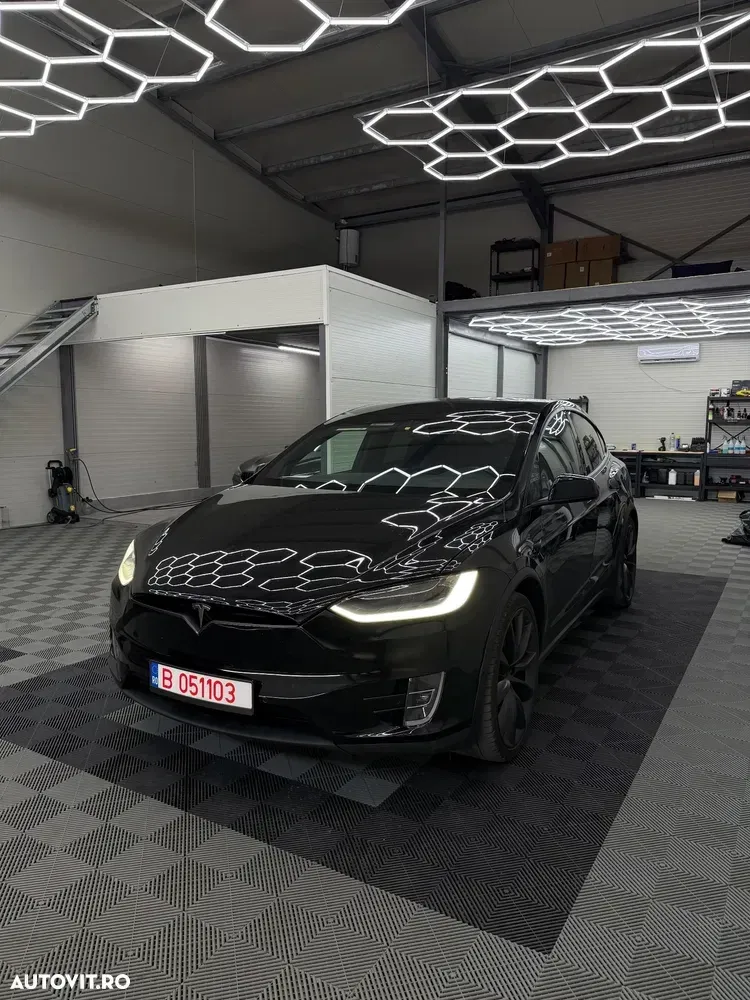 Tesla Model X — imagine 3