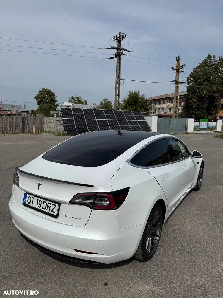 Tesla Model 3 — imagine 5