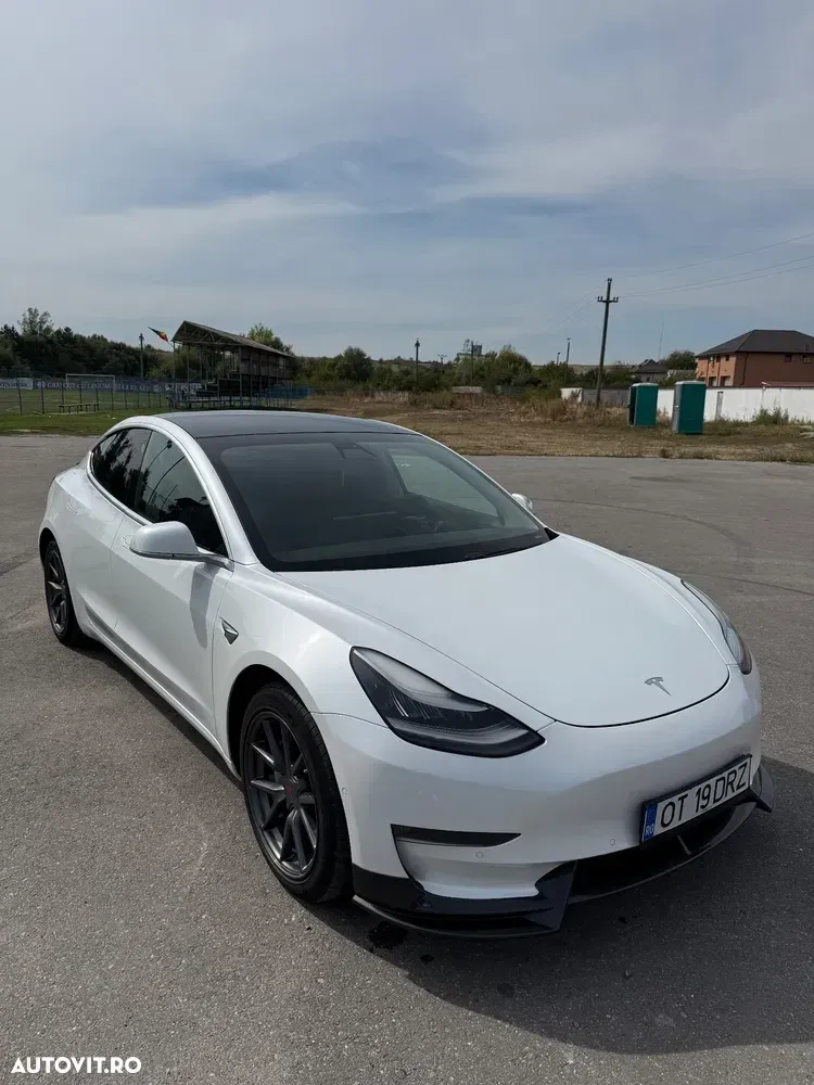 Tesla Model 3 — imagine 3