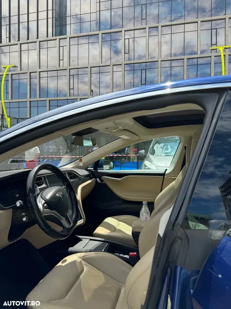 Tesla Model S — imagine 4