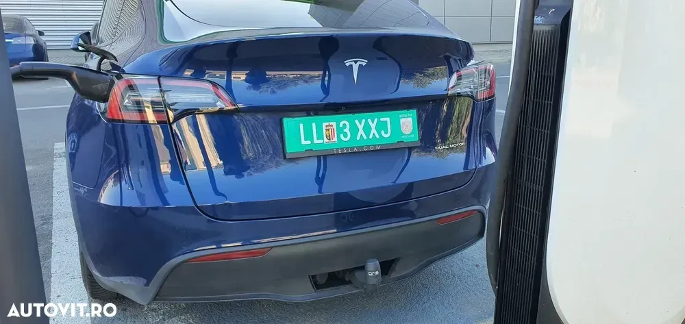 Tesla Model Y — imagine 4