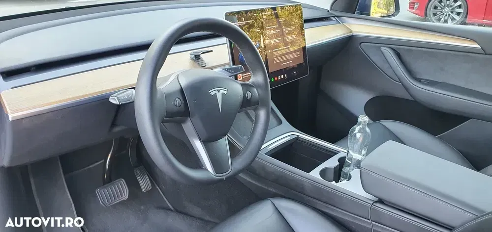 Tesla Model Y — imagine 5