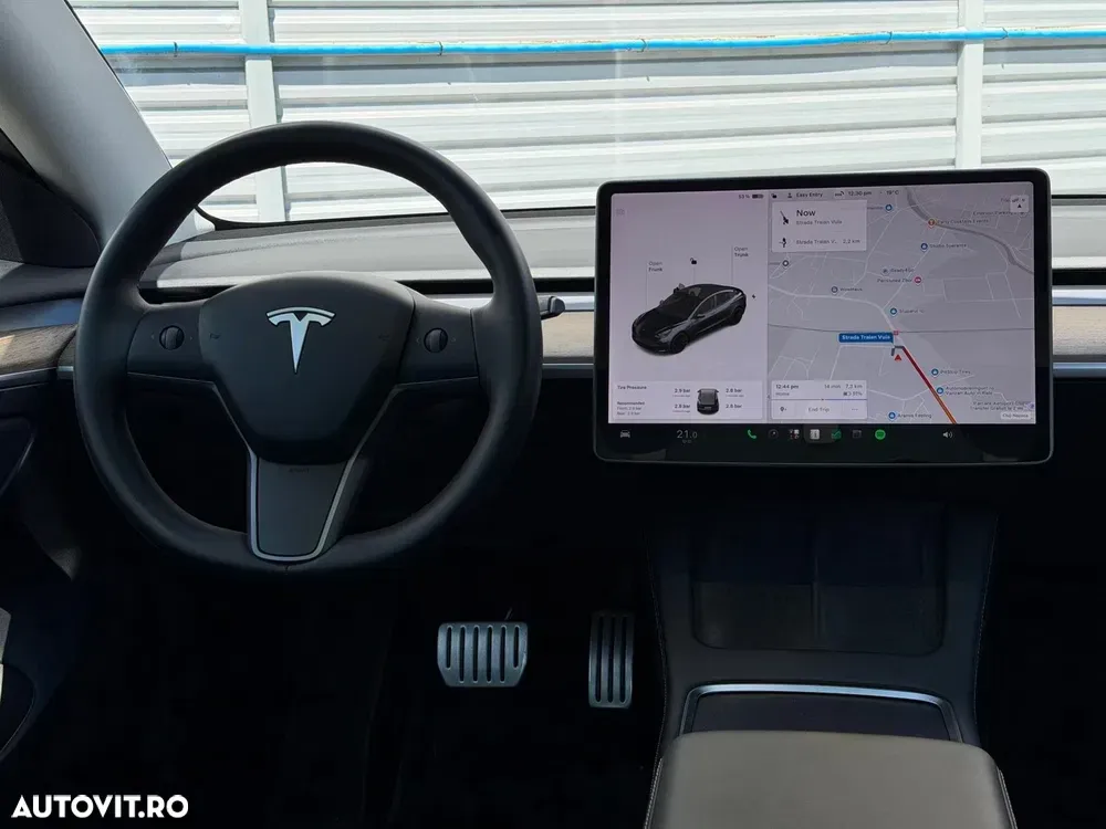Tesla Model 3 — imagine 5