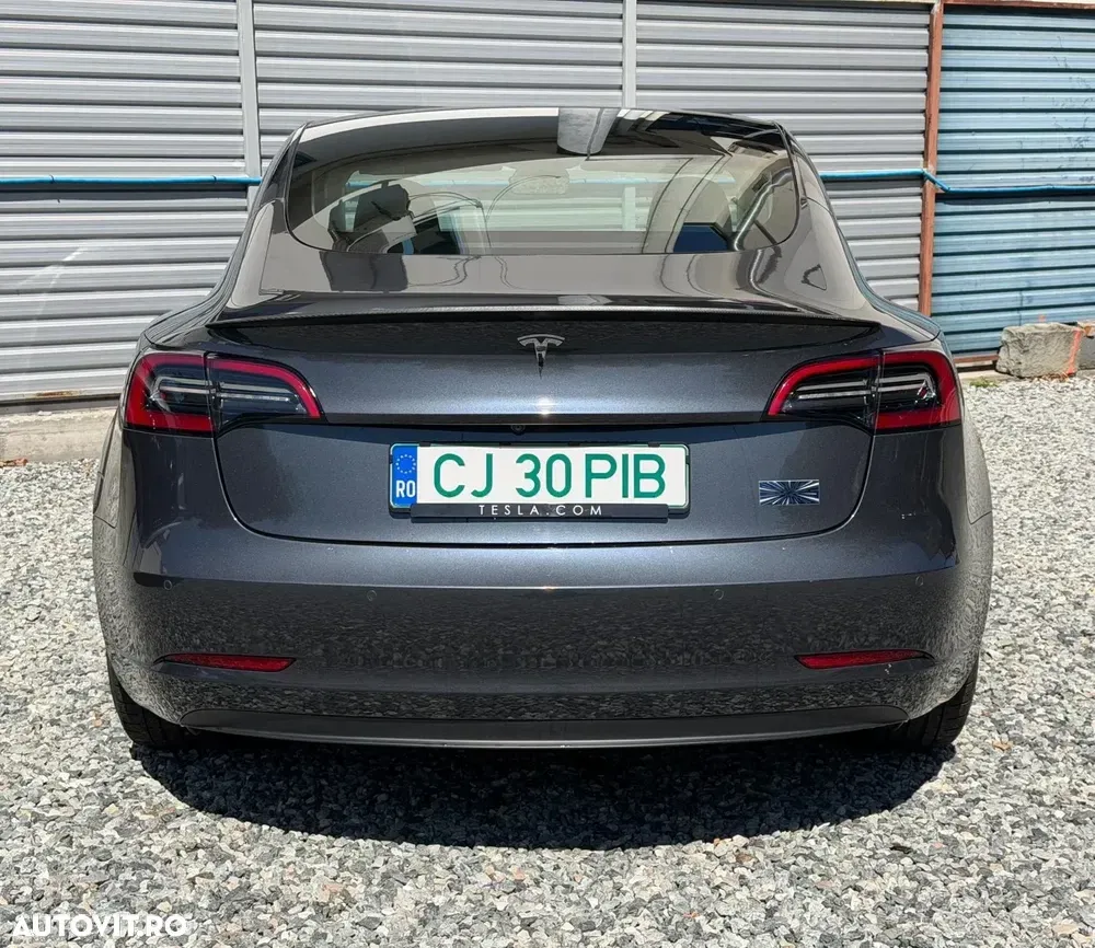 Tesla Model 3 — imagine 4