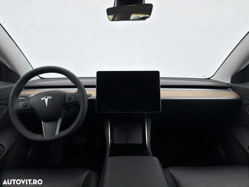 Tesla Model 3 — imagine 5